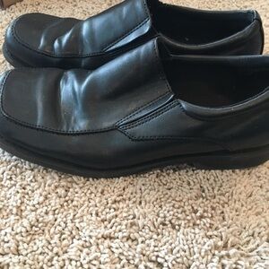 Boys size 2.5 black dress shoes